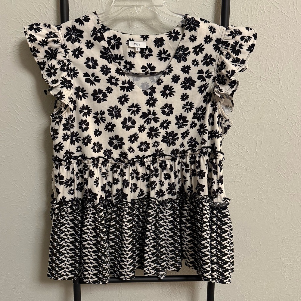VOY Tiered Floral Top Size Small